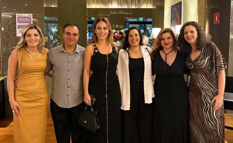 Regina Nunes prestigia exposição Art For Pets em apoio à causa animal em São Paulo