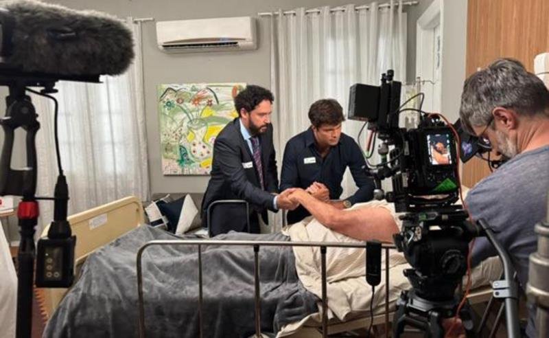 João Vancini detalha a experiência de atuar na novela que lançou a dramaturgia vertical no país
