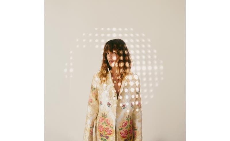 Melody’s Echo Chamber lança novo single e clipe “The House That Doesn’t Exist”