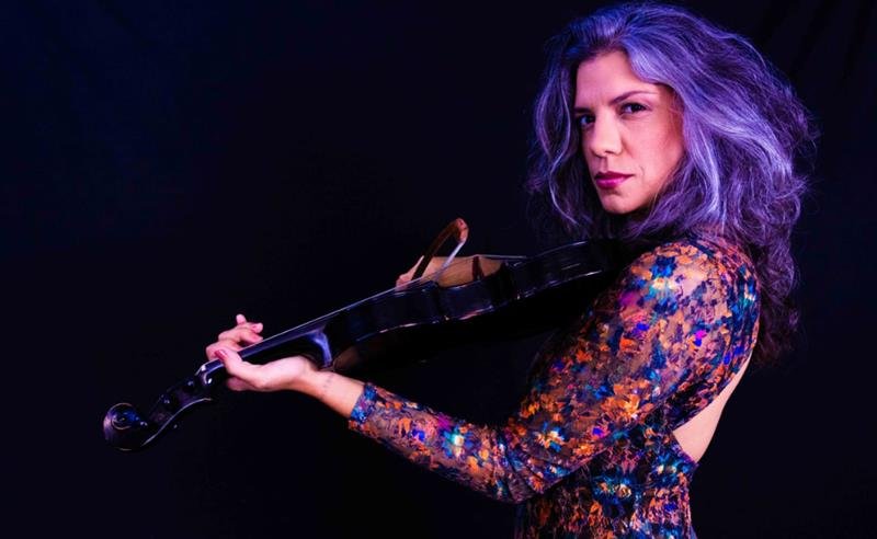 Maísa Arantes celebra 20 anos de carreira com show no RJ do seu novo álbum, “Baile da Maisinha”