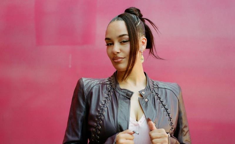 Jorja Smith iniciou novo capítulo da carreira com “What’s Done Is Done” e aquece expectativa para shows no Brasil em 2026