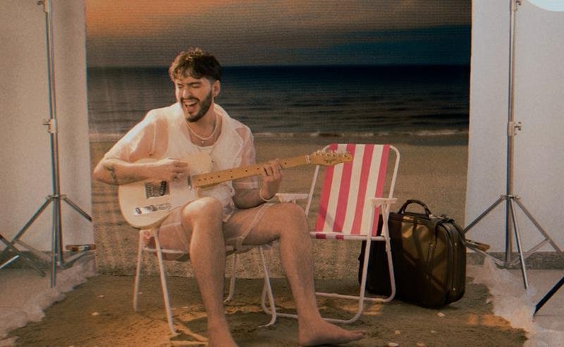 Renato Enoch transforma praia artificial e efeitos visuais em narrativa surrealista no clipe de “todo sim”