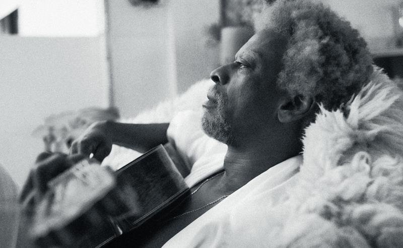 Seu Jorge lança clipe cinematográfico da faixa “Girl You Move Me”