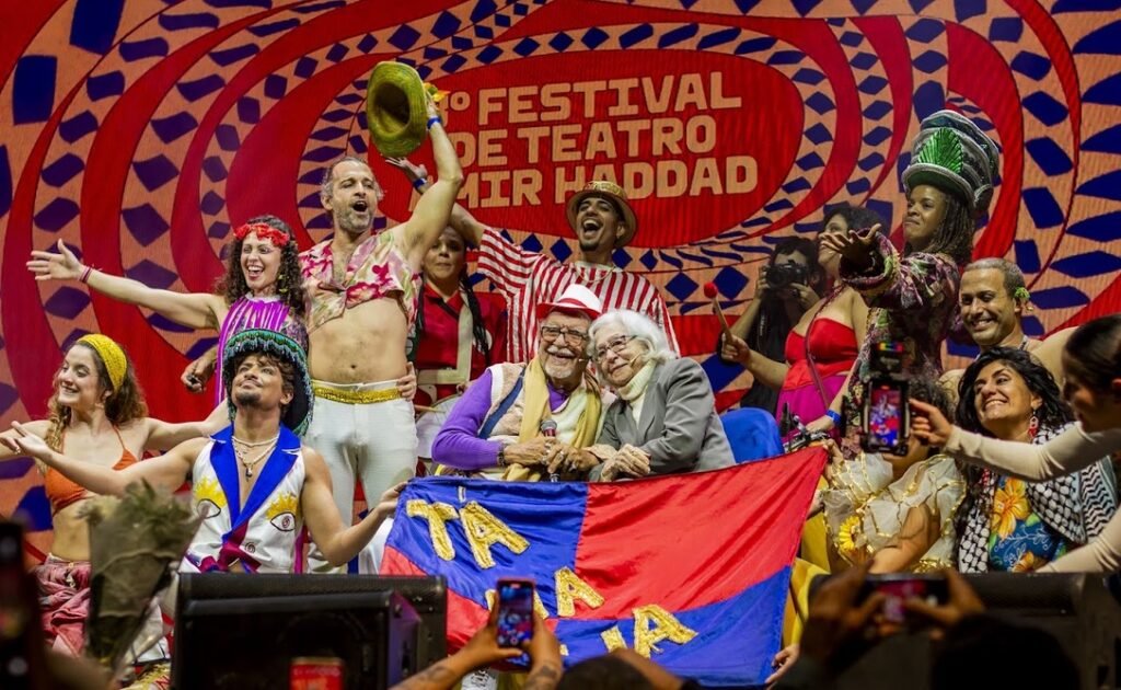 4º Festival de Teatro Amir Haddad terá mais de 80 atrações na Lapa durante a Semana de Arte do Rio Abertura do Festival de Teatro Amir Haddad em 2025 - Amir Haddad, Fernanda Montenegro e Grupo Tá Na Rua